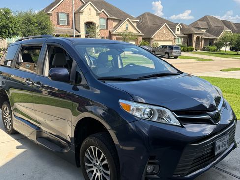 Used 2018 Toyota Sienna XLE w/ XLE Navigation Package FWD image 1