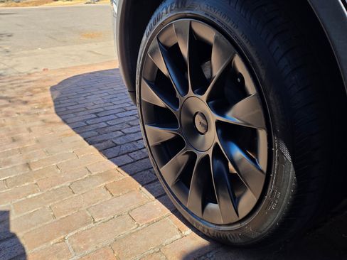 Used 2022 Tesla Model Y Long Range image 12