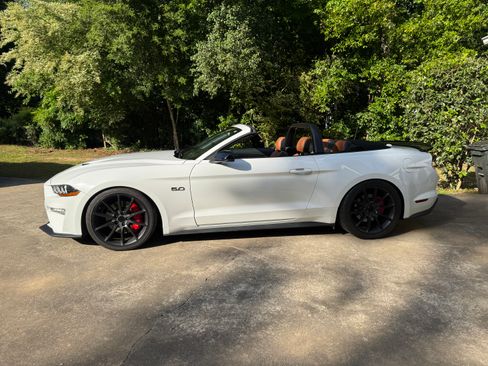 Used 2018 Ford Mustang GT Premium RWD image 1