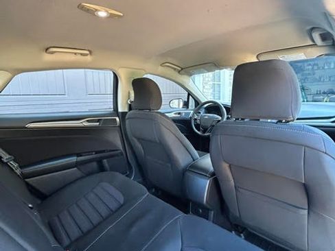 Used 2017 Ford Fusion SE FWD image 12