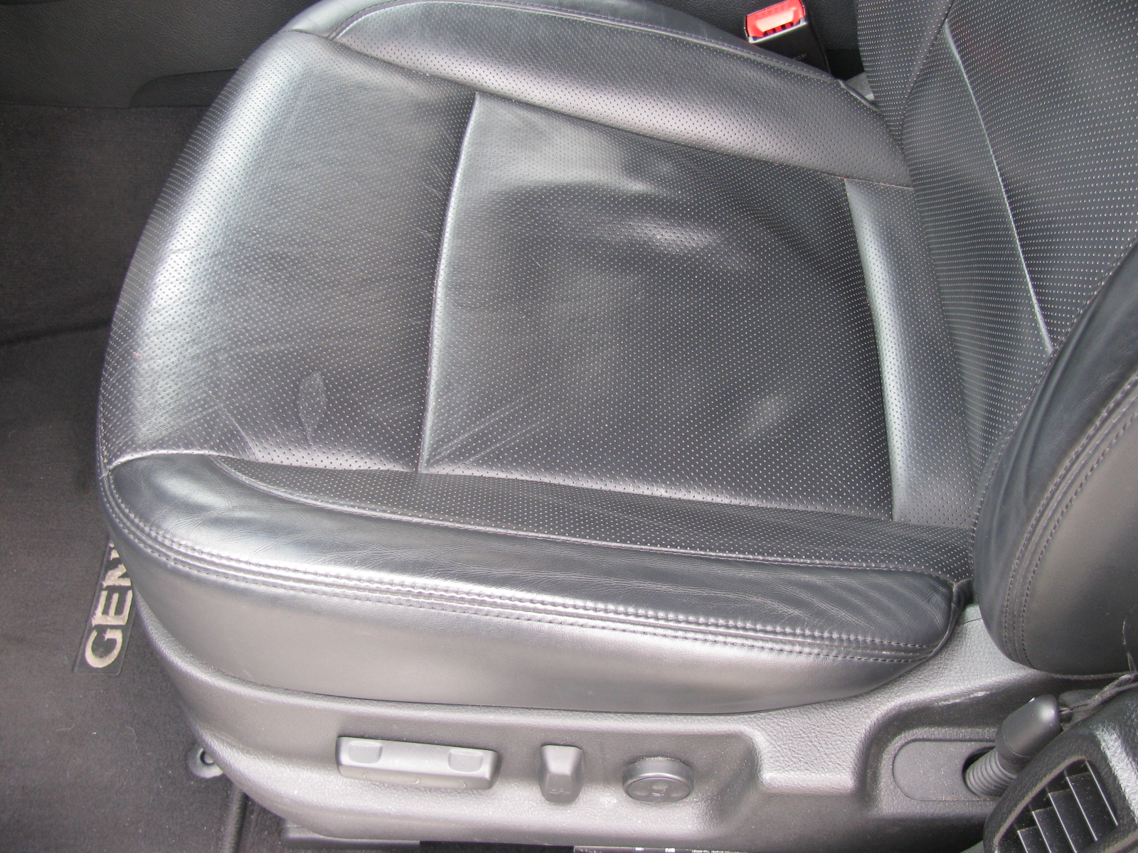 Used 2013 Hyundai Genesis 3.8 w/ Technology Pkg RWD image 9