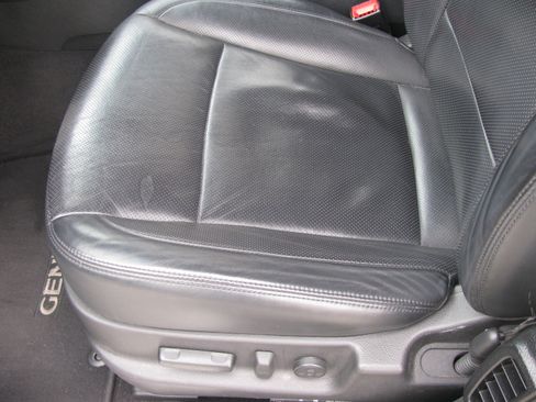 Used 2013 Hyundai Genesis 3.8 w/ Technology Pkg image 9