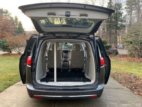 Used 2018 Chrysler Pacifica Touring Plus image 11