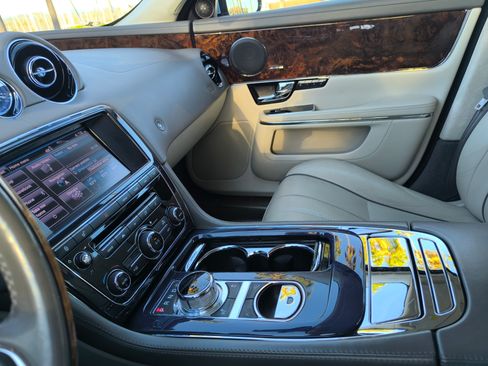 Used 2013 Jaguar XJ image 6