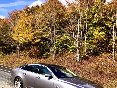 Used 2013 Jaguar XJ AWD image 2