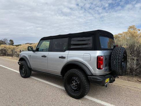 Used 2021 Ford Bronco Black Diamond image 4