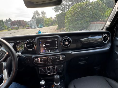 Used 2019 Jeep Wrangler Unlimited Sahara w/ Uconnect 4C Nav & Sound Group image 6