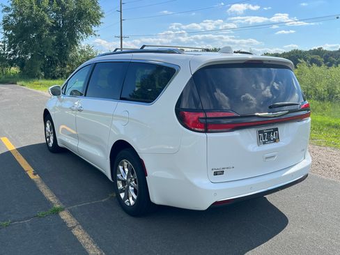 Used 2021 Chrysler Pacifica Touring-L w/ Uconnect Theater Family Group AWD/4WD image 13