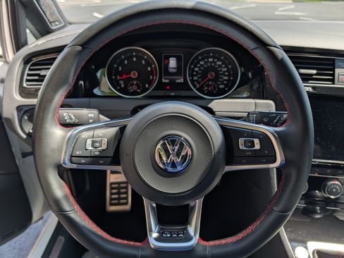 Used 2019 Volkswagen GTI SE FWD image 14