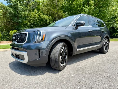 Used 2024 Kia Telluride EX w/ EX Captain's Chair Package AWD/4WD image 2