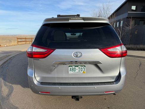 Used 2017 Toyota Sienna Limited Premium image 8