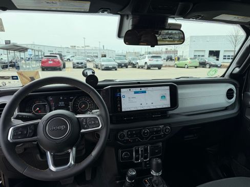 Used 2024 Jeep Wrangler Unlimited Sahara image 13