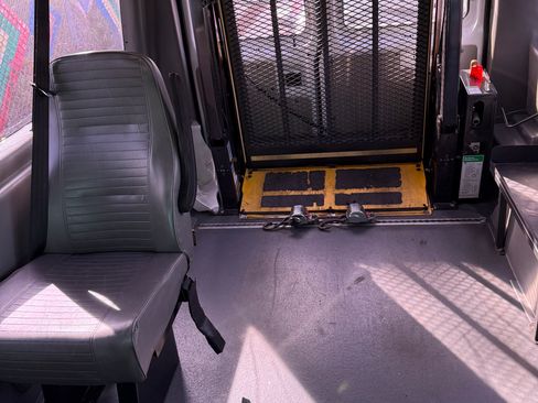 Used 2009 Ford E-150 and Econoline 150 image 2