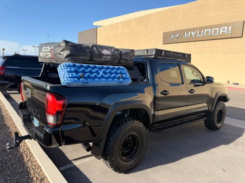 Used 2018 Toyota Tacoma TRD Off-Road w/ Technology Package AWD/4WD image 8