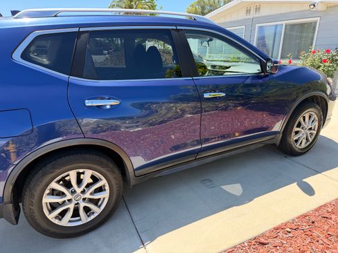 Used 2017 Nissan Rogue SV image 2