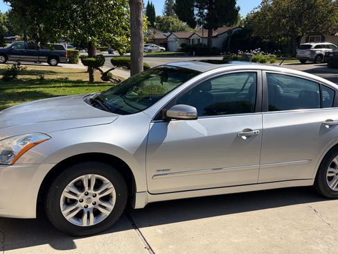 Used 2010 Nissan Altima Hybrid Sedan w/ Premium Pkg FWD image 4
