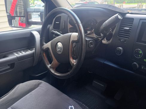 Used 2010 Chevrolet Silverado 2500 LT w/ Interior Plus Package AWD/4WD image 8