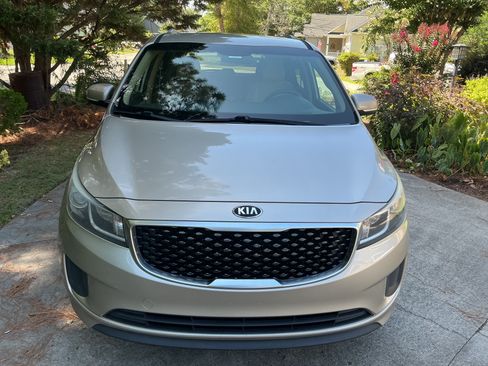 Used 2016 Kia Sedona LX w/ Option Group 020 FWD image 2