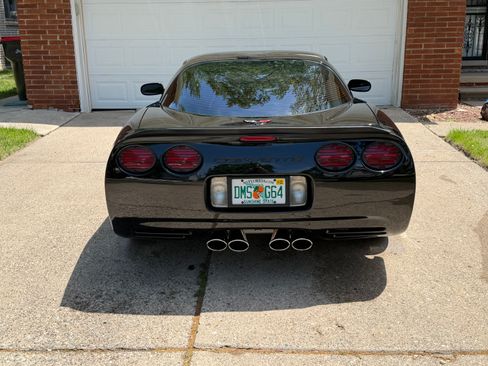 Used 1998 Chevrolet Corvette Coupe w/ Memory Pkg RWD image 17
