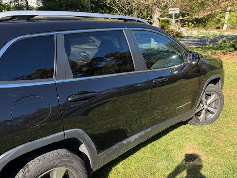 Used 2021 Jeep Cherokee Limited w/ Elite Package image 2