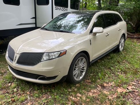Used 2016 Lincoln MKT AWD w/ Equipment Group 201A image 1