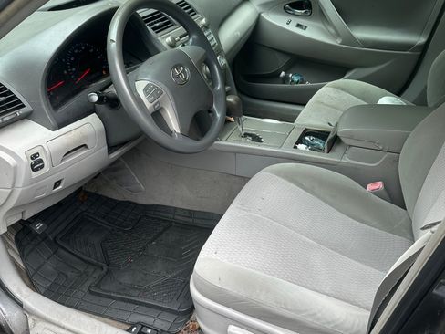 Used 2010 Toyota Camry LE FWD image 5