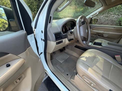 Used 2014 Nissan Armada SV AWD/4WD image 19