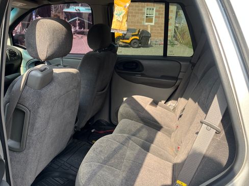 Used 2004 Chevrolet TrailBlazer LS w/ LS Preferred Equipment Group image 2