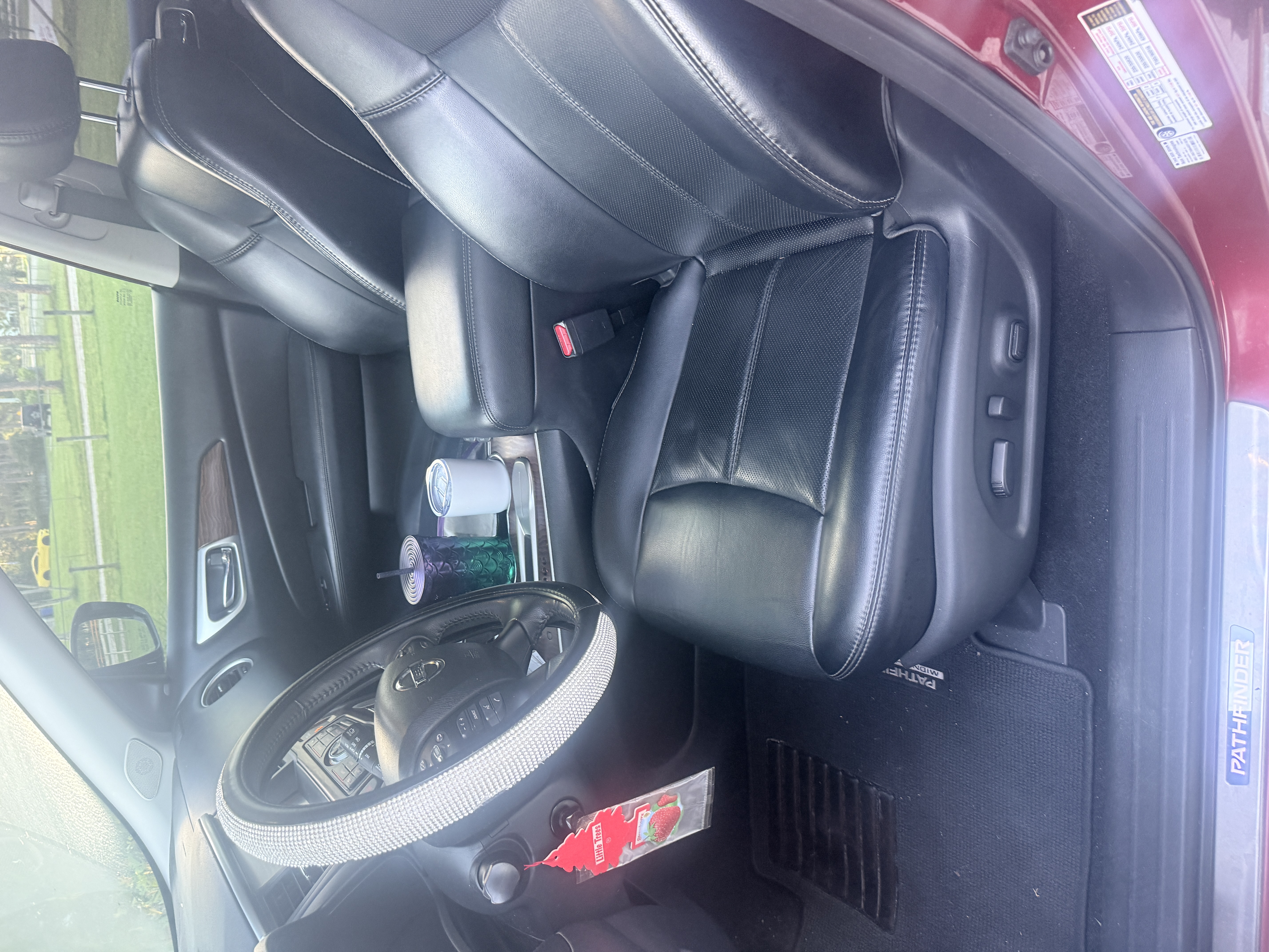 Used 2017 Nissan Pathfinder Platinum w/ Midnight Edition Package FWD image 9