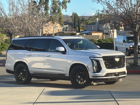 Used 2025 Cadillac Escalade Sport Platinum w/ LPO, ONYX Package image 4