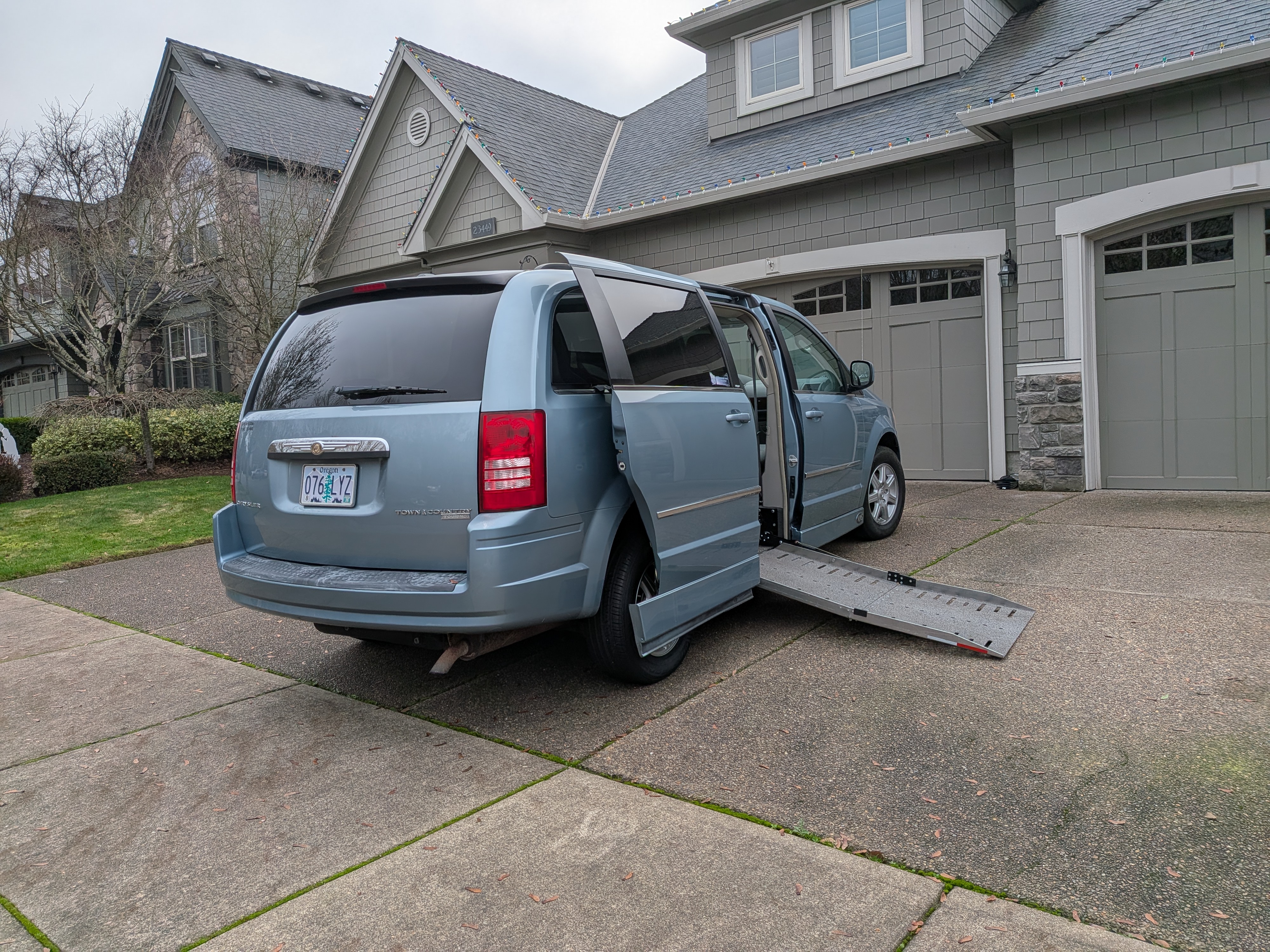 Used 2010 Chrysler Town & Country Touring FWD image 5