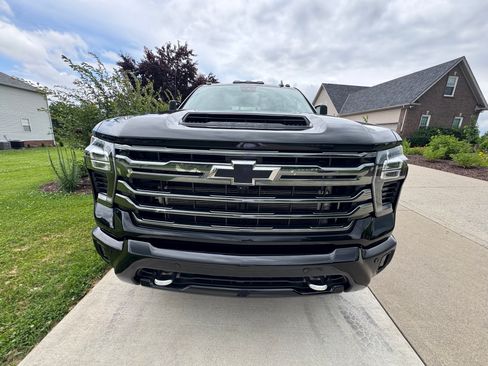 Used 2024 Chevrolet Silverado 3500 High Country w/ High Country Premium Package AWD/4WD image 2