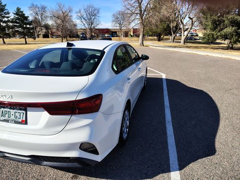 Used 2022 Kia Forte FE Sedan 4D image 8