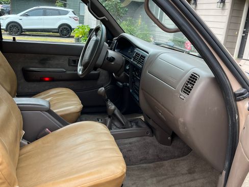 Used 2000 Toyota Tacoma Pickup image 5