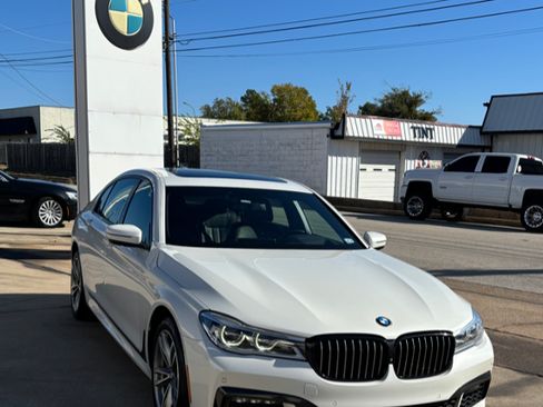 Used 2018 BMW 750i image 4