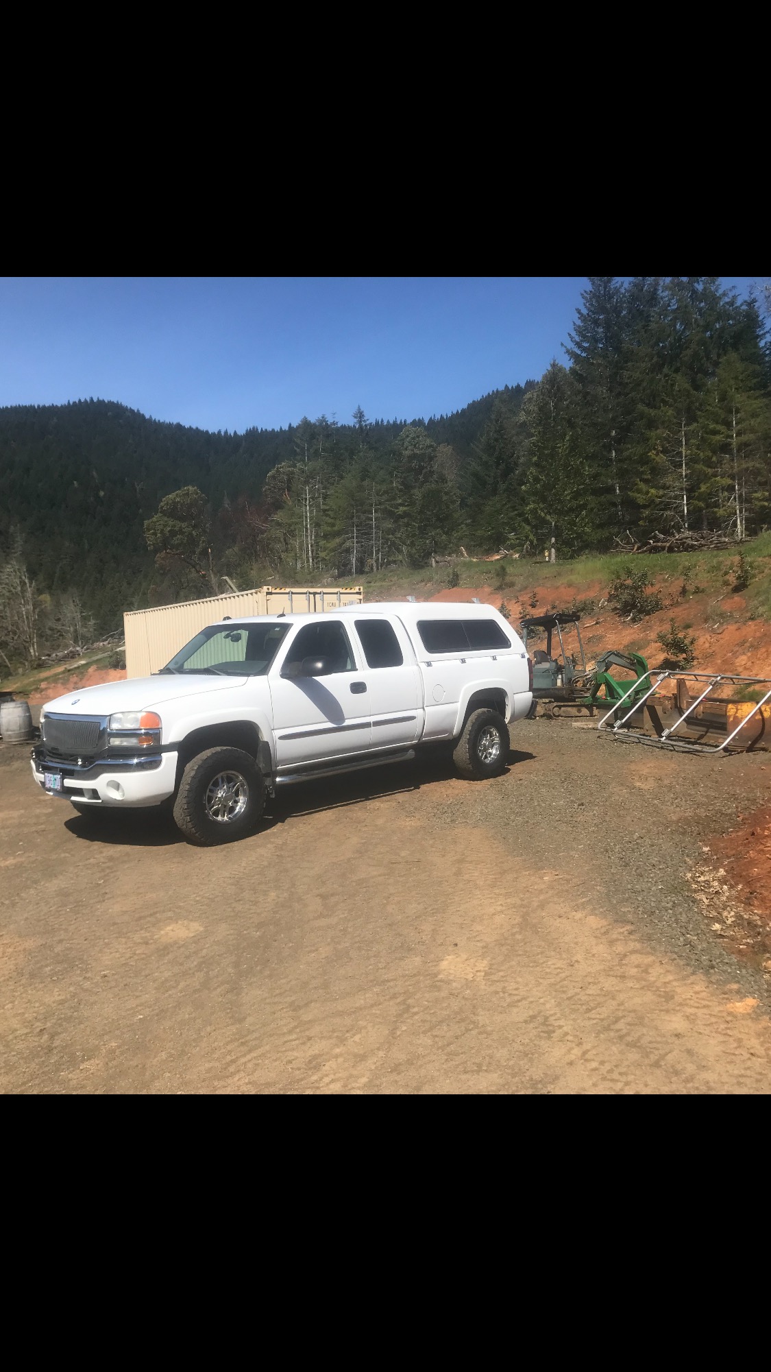 Used 2005 GMC Sierra 2500 SLT w/ Skid Plate Package AWD/4WD image 4