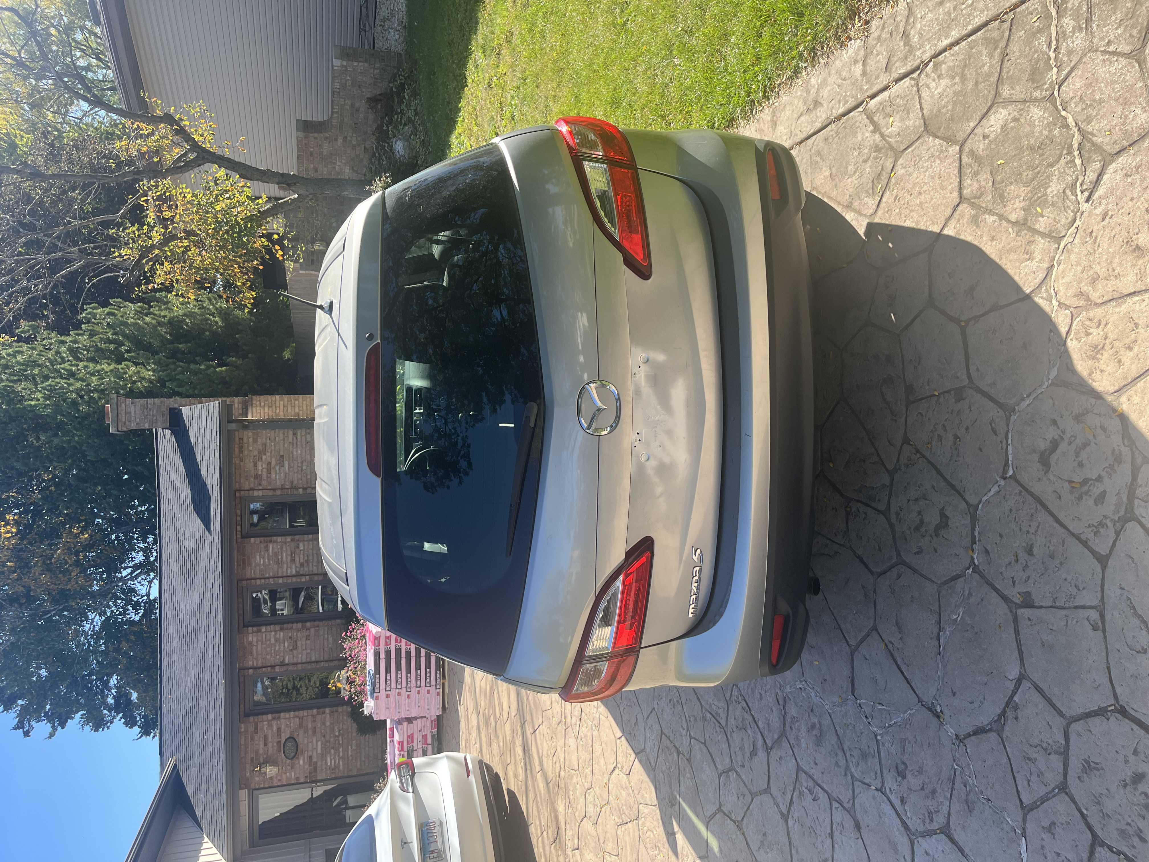 Used 2012 MAZDA MAZDA5 Sport FWD image 2