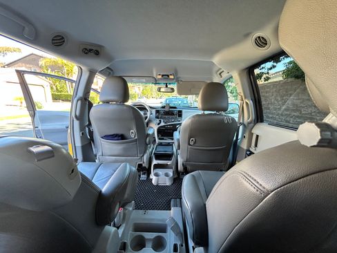 Used 2011 Toyota Sienna LE w/ Towing Pkg FWD image 11