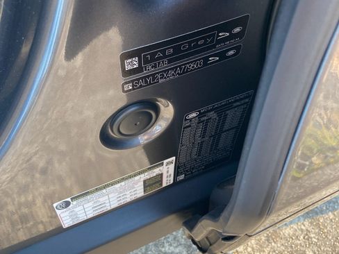 Used 2019 Land Rover Range Rover Velar R-Dynamic SE image 19