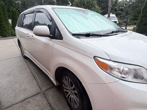 Used 2020 Toyota Sienna XLE Premium FWD image 12