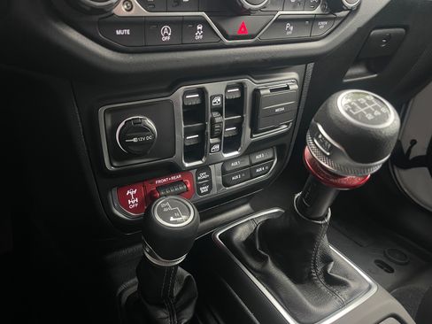 Used 2025 Jeep Wrangler Unlimited Rubicon image 9