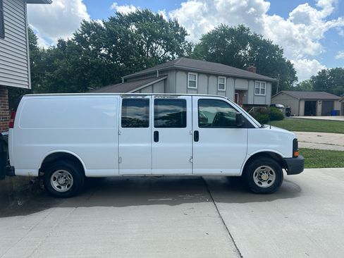 Used 2008 Chevrolet Express 2500 Extended image 2