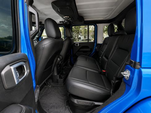 Used 2023 Jeep Wrangler Unlimited Sahara w/ Cold Weather Group AWD/4WD image 11