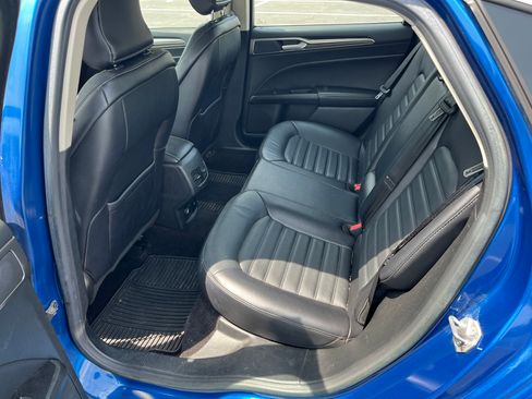 Used 2017 Ford Fusion SE w/ Fusion SE Technology Package FWD image 5