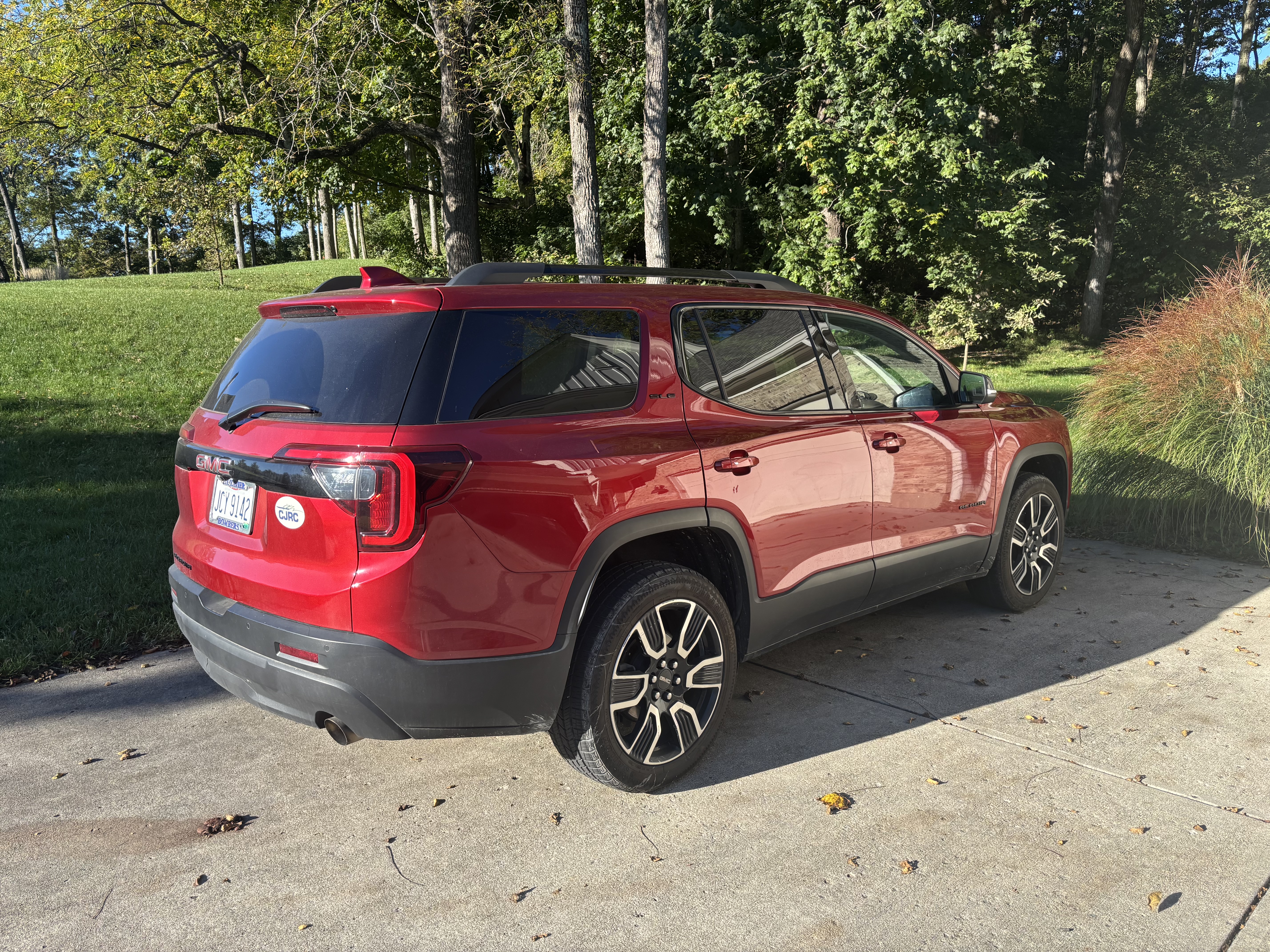 Used 2021 GMC Acadia SLE w/ Driver Convenience Package FWD image 1