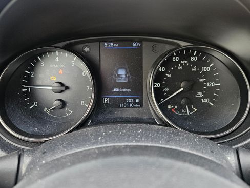 Used 2019 Nissan Rogue SV image 2