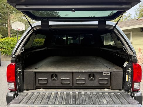 Used 2018 Toyota Tacoma TRD Off-Road image 8