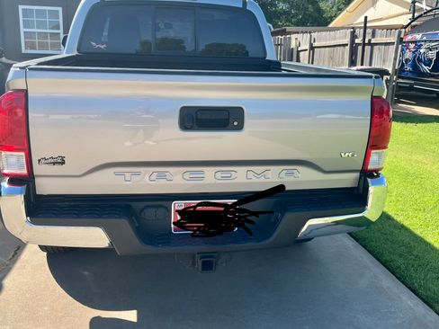 Used 2017 Toyota Tacoma SR5 w/ Tow Package RWD image 9