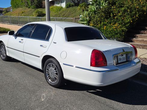 Used 2008 Lincoln Town Car Signature Limited image 6