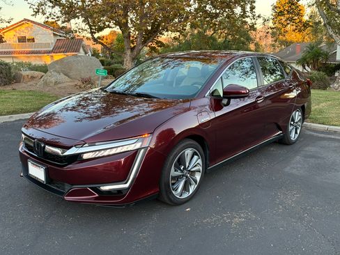 Used 2018 Honda Clarity Touring image 2